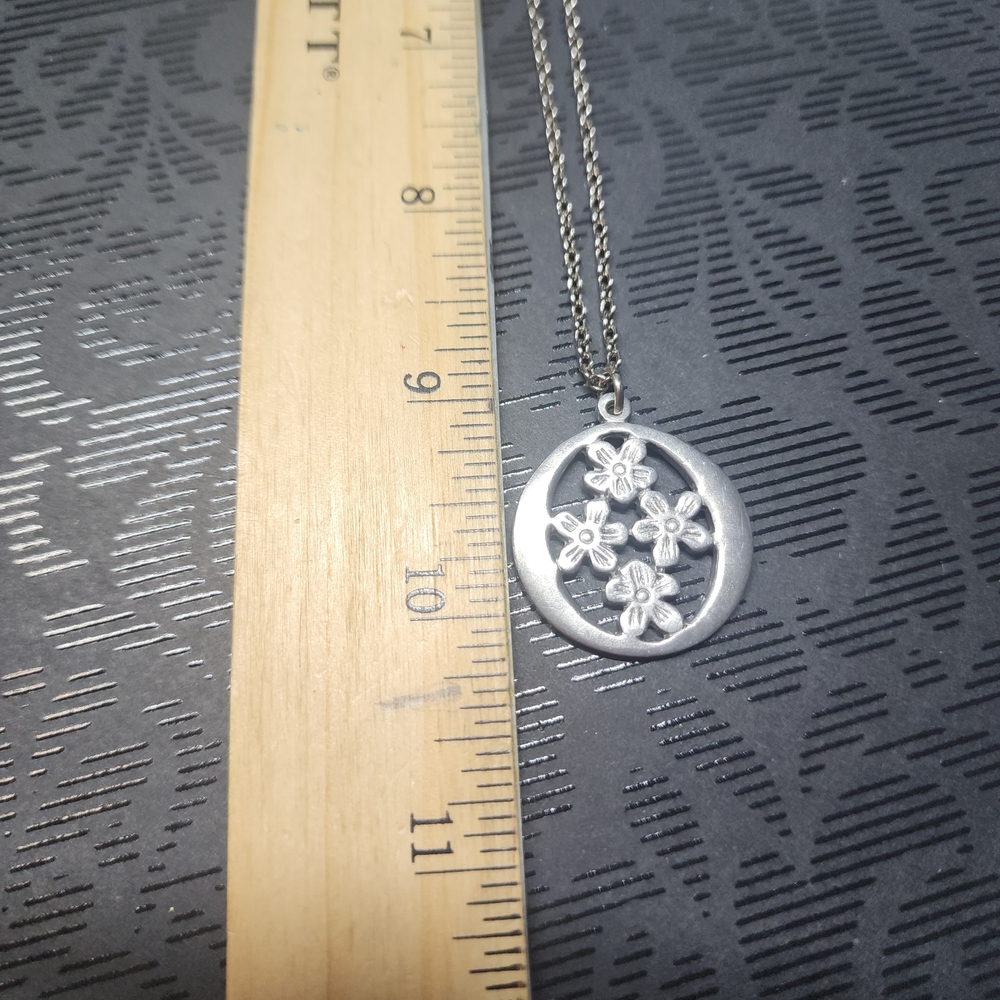 Chic Silver Floral Pendant Necklace